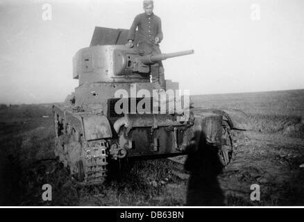 events, Second World War / WWII, Soviet Union, a member of a German Reich Labour Service (Reichsarbeitsdienst) unit, deployed on the Eastern Front, on a knocked out Soviet T-26 light infantry tank, Ukraine, summer 1941, Additional-Rights-Clearences-Not Available Stock Photo