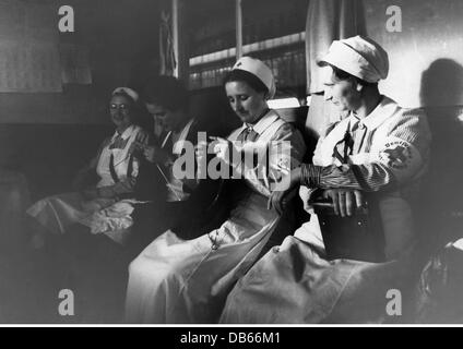 medicine, organisations, Red Cross, Germany, Deutsches Rotes Kreuz, DRK nurses in readiness on a east-bound railway station, circa 1941, Additional-Rights-Clearences-Not Available Stock Photo