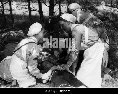 medicine, organisations, Red Cross, Germany, Deutsches Rotes Kreuz, DRK nurses during an exercise, late 1930s, , Additional-Rights-Clearences-Not Available Stock Photo