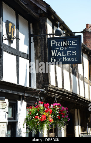 16th century Prince of Wales Free House, Church Lane, Ledbury, Herefordshire, England, United Kingdom Stock Photo