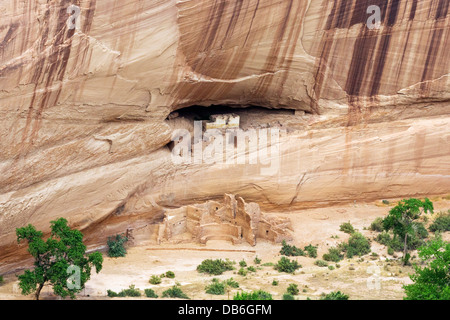 The White House, ancient Pueblo Indian cliff dwelling, viewed from South Rim, Canyon de Chelly National Monument, Arizona, USA Stock Photo