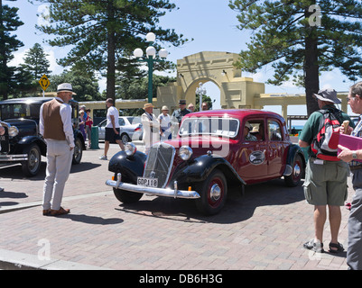 dh Marine Parade NAPIER NEW ZEALAND People viewing classic vintage cars Art Deco Weekend festival car Stock Photo