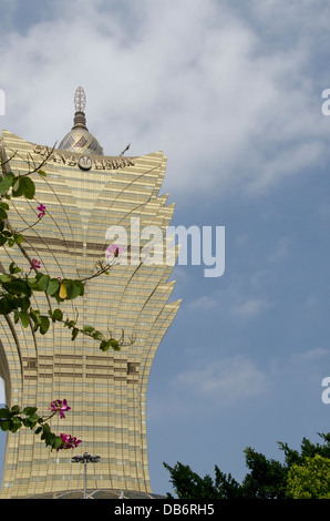 China, Macau, Guangdong Sheng Province, city of Zhuhai Shi. Golden lotus flower shaped Grand Lisboa Hotel and Casino. Stock Photo