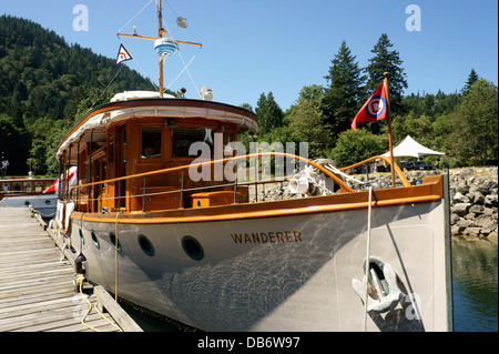 Vintage wooden cabin cruiser Wanderer docked at Snug Cove on Bowen Island, BC, Canada Stock Photo