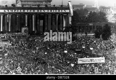 post war period, politics, Germany, political rally, day of the victims of fascism, pleasure garden, Berlin, 12.9.1948, Additional-Rights-Clearences-Not Available Stock Photo