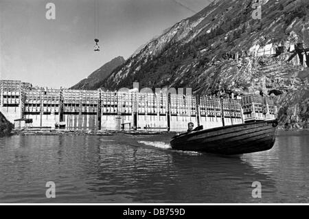 energy, water, Limberg dam of the Kaprun power station during construction, man in boat on dam lake, Austria, circa 1950, Additional-Rights-Clearences-Not Available Stock Photo