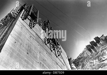 energy, water, worker on scaffold at the Limberg dam of the Kaprun power station, Austria, circa 1950, Additional-Rights-Clearences-Not Available Stock Photo