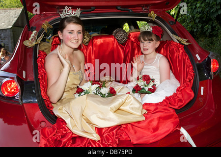 Celebrating the 2013 St Tudy Carnival are the Delabole Carnival and Fairy Queen Stock Photo