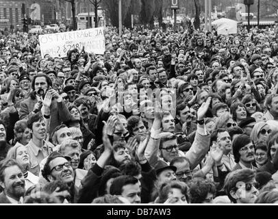 politics, demonstrations, Germany, demonstration for the treaties with the East, Schoeneberg city hall, West Berlin, April 1972, againts paragraph 218, people, crowd, crowds, crowds of people, Schoneberg, West Berlin, Ostpolitik, politics toward the East, foreign policy, external policy, Germany, West Germany, Western Germany, detente, 1970s, 70s, 20th century, historic, historical, Schöneberg, Additional-Rights-Clearences-Not Available Stock Photo