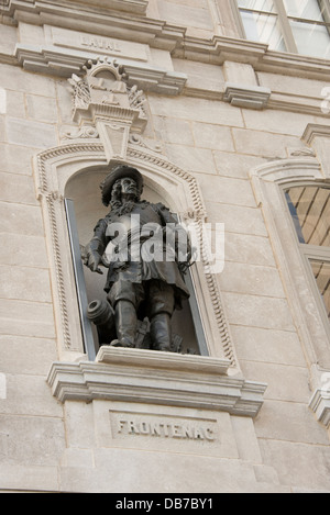 Canada, Quebec, Quebec City. Historic Parliament House (Hotel Du Parlement). Statue of former colonial governor Frontenac. Stock Photo