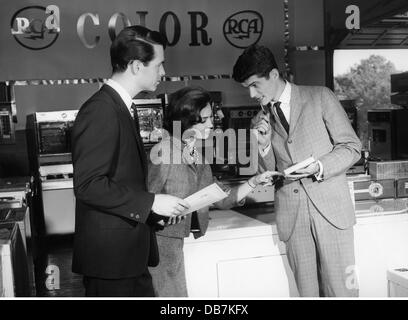 trade, shops, young couple in conversation with shop assistant in household supply store, USA, 1960s, Additional-Rights-Clearences-Not Available Stock Photo