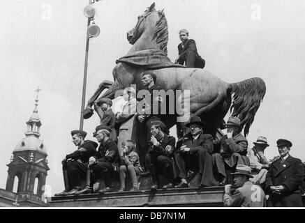 Nazism / National Socialism, event, Labour Day, preparation, arrival of the maypole from East Prussia, Berlin, 1930s, Additional-Rights-Clearences-Not Available Stock Photo