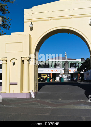 dh Marine parade NAPIER NEW ZEALAND Art Deco arch South African War memorial and Masonic Hotel