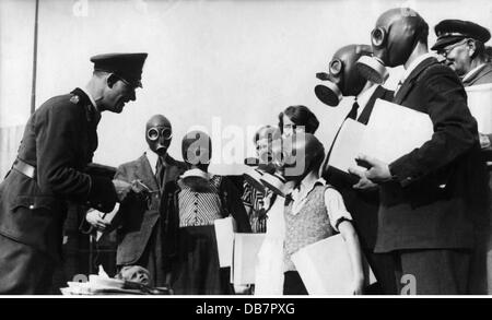 Nazism / National Socialism, politics, air-raid protection, introduction of the Volksgasmaske (People's Gas Mask), issue of the first gas masks to the public, Berlin, June 1935, Additional-Rights-Clearences-Not Available Stock Photo