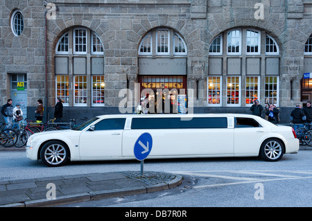 Chrysler 300C stretch limousine in front of St. Pauli Landing Bridges Stock Photo