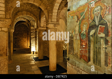 Columns, arches, Byzantine-style frescoes, Crypt San Casto, 4th century, Cathedral of Trivento Stock Photo