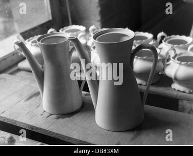 industry, porcelain, pots from the 'Rosenthal 2000' series before and after firing, Rosenthal, Selb, 1960, Additional-Rights-Clearences-Not Available Stock Photo