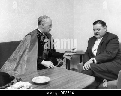Strauss, Franz Josef, 6.9.1915 - 3.10.1988, German politician (CSU), Federal Minister of Defence 16.10.1956 - 9.1.1963, with the Catholic military bishop cardinal Joseph Wendel, Bonn, 25.6.1959, Stock Photo
