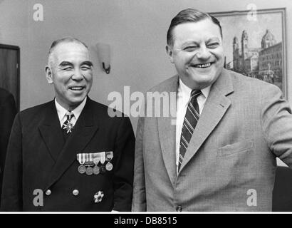 Strauss, Franz Josef, 6.9.1915 - 3.10.1988, German politician (CSU), Federal Minister of Defence 16.10.1956 - 9.1.1963, with of the Inspektor of the Japanese navy admiral Mitsugo Ihara, Bonn, 17.7.1960, Stock Photo