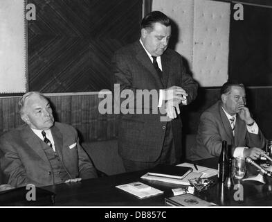 Strauss, Franz Josef, 6.9.1915 - 3.10.1988, German politician (CSU), chairman of the Christlich-Soziale Union 18.3.1961 - 3.10.1988, nominates Alfons Goppel (right) as candidate for the office of Prime Minister of Bavaria, on left the acting Prime Minister Hans Ehard, 17.9.1962, Stock Photo