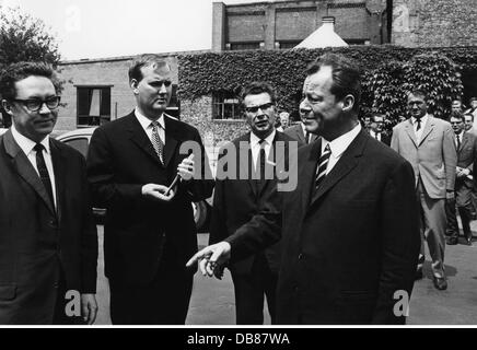 Brandt, Willy, 18.12.1913 - 8. 10.1992, German politician (SPD), Federal Chancellor 21.10.1969 - 7.5.1974, with his advisers, circa 1970, Stock Photo