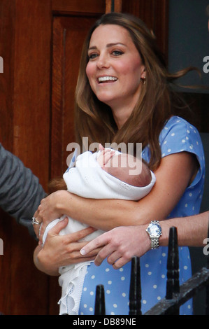 Duke and Duchess of Cambridge (prince & princess of wales) leave the Lindo wing of St Mary's hospital , London with their new born baby son. Stock Photo