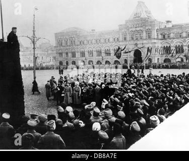 Lenin (Vladimir Ilyich Ulyanov), 22.4.1870 - 21.1.1924, Russian politician, half length, delivering speech at the 1st anniversary of the October revolution, Moscow, 1918, Stock Photo