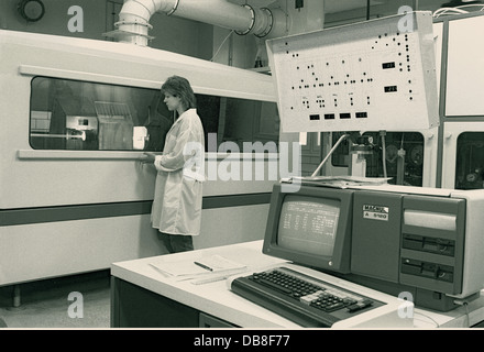 industry,computer-aided glass-making at VEB Jenaer Glaswerk,reunited after the turning point with the Schott AG,Jena,East-Germany,29.3.1990,computer,computers,GDR Computer,technologies,East German technology,woman,women,staffer,staffers,staff member,staff members,works,working,glass plant,glass plants,glasses,special glass,glass production,workplace,place of work,working place,workplaces,places of work,working places,employment,workstation,workstations,work station,work area,industry,industries,state holding combine,East Ge,Additional-Rights-Clearences-Not Available Stock Photo