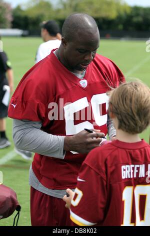 Washington Redskins linebacker London Fletcher (59) intercepts a