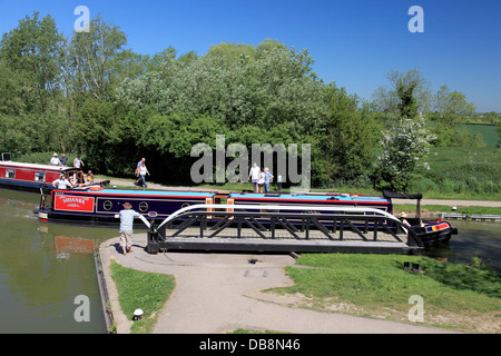 A narrowboat passes through the Foxton Junction swing bridge from the Grand Union Canal to the Market Harborough arm Stock Photo