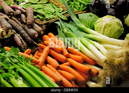 FRESH VEGETABLES ON A MARKET STALL , CARROTS LEEKS PEAS CABBAGE CELERY Stock Photo
