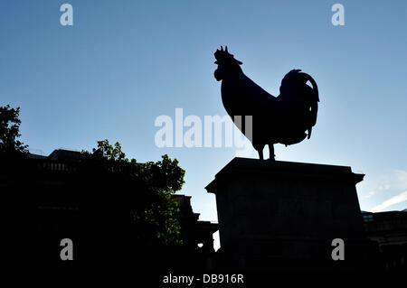 London, UK, 25 July 2013. A giant blue cockerel  erected on fourth Plinth in London's Trafalgar Square. Credit : Yanice Idir / Alamy Live News Stock Photo
