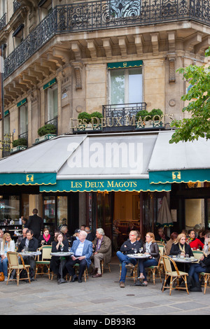 Les Deux Magots - Cafe and Restaurant in Saint Germain des Pres, Paris France Stock Photo