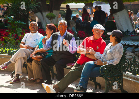 MEXICAN CITIZENS enjoy sitting in the central square - GUANAJUATO, MEXICO Stock Photo