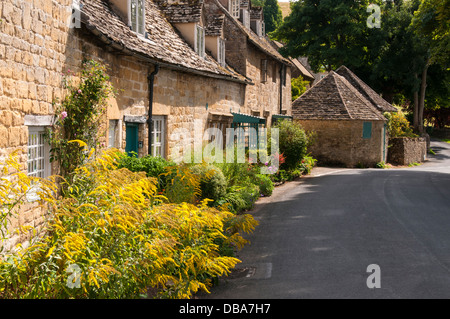 A row of traditionally stone-built cottages in the picturesque Cotswold village of Snowshill in Gloucestershire, England Stock Photo