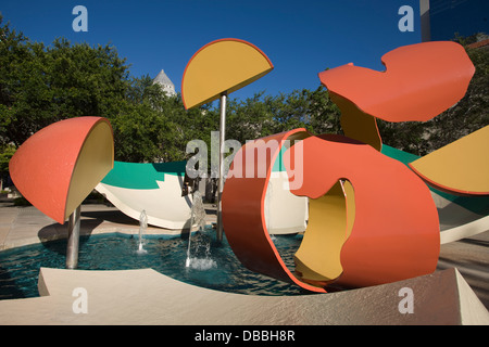 DROPPED BOWL WITH SCATTERED ORANGE SLICES AND PEELS FOUNTAIN METRO DADE PARK MIAMI FLORIDA USA Stock Photo