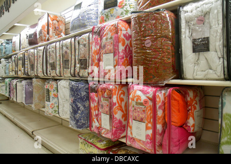 Miami Florida,Aventura,Marshalls Productos para el hogar,descuento tienda  de departamentos venta estantes accesorios para el hogar Fotografía de  stock - Alamy