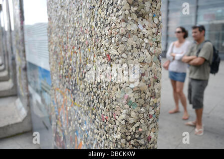 Chewing gum covers a segment of the Berlin Wall at Potsdamer Platz in Berlin, Germany, 26 July 2013. People stick their used chewing gum onto this part of the former Berlin Wall. Photo: RAINER JENSEN Stock Photo