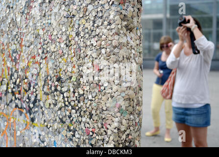 Chewing gum covers a segment of the Berlin Wall at Potsdamer Platz in Berlin, Germany, 26 July 2013. People stick their used chewing gum onto this part of the former Berlin Wall. Photo: RAINER JENSEN Stock Photo