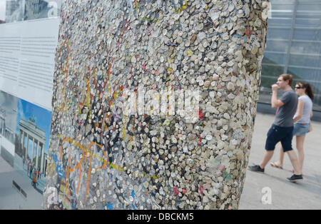 Chewing gum covers a segment of the Berlin Wall at Potsdamer Platz in Berlin, Germany, 26 July 2013. People stick their used chewing gum onto this part of the former Berlin Wall. Photo: RAINER JENSEN Stock Photo