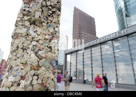 Chewing gum covers a segment of the Berlin Wall at Potsdamer Platz in Berlin, Germany, 26 July 2013. People stick their used chewing gum onto this part of the former Berlin Wall. Photo: RAINER JENSEN Stock Photo