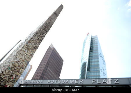 Chewing gum covers a segment of the Berlin Wall at Potsdamer Platz in Berlin, Germany, 26 July 2013. People stick their used chewing gum onto this part of the former Berlin Wall. Photo: RAINER JENSEN Stock Photo