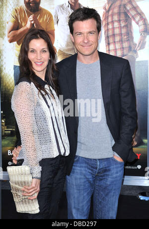 Jason Bateman and his wife Amanda Anka Los Angeles Premiere of 'The Hangover Part II' held at Grauman's Chinese Theatre - Arrivals Hollywood, California - 19.05.11 Stock Photo