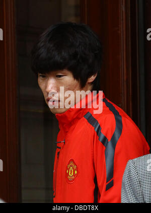 Ji-Sung Park The Manchester United team and management leave their London hotel after being beaten by FC Barcelona in the Champions League Final (28May11) London, England - 29.05.11 Stock Photo
