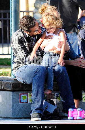 Cash Warren and Honor Marie Warren Jessica Alba and Cash Warren take Honor Marie to Coldwater Park for the day Beverly Hills, California - 29.05.11 Stock Photo