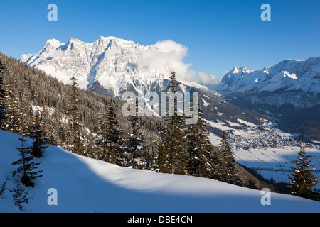 Austria, Tyrol, Ehrwald. Wetterstein mountains with Mt. Zugspitze seen from the west, the Mieminger range on the right. Stock Photo