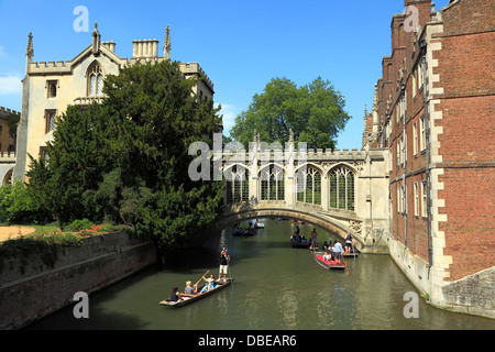 Cambridge, Bridge of Sighs, River Cam, St. Johns College, punts England UK Stock Photo