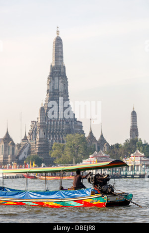 Long tail motor boat cruise in front of Wat Arun Stock Photo