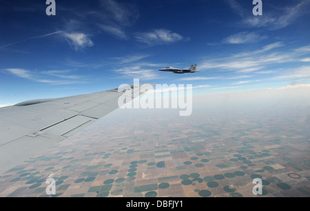 F-15 Eagle from the 142nd Fighter Wing, Oregon Air National Guard, Portland, Ore., flies alongside a KC-135 Stratotanker assigne Stock Photo