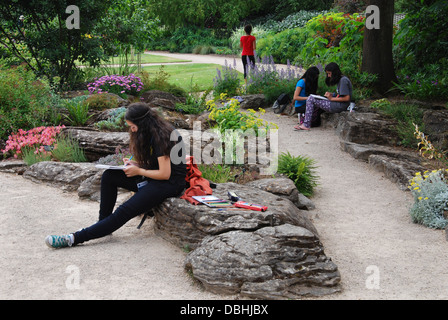art students in The University of Oxford Botanic Garden close to Magdalen College, Oxford UK Stock Photo
